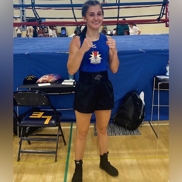 Meet your Posher, Lauren - Picture 2 of 2